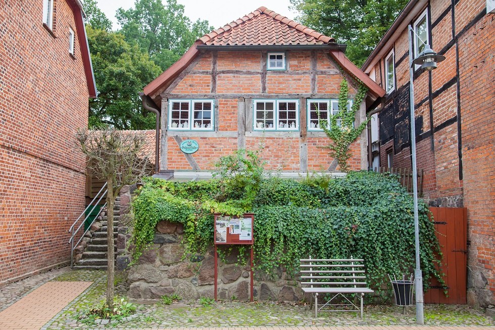 Der Innenhof auf der zur Straße abgewandten Seite., © Frank Burger (Author: © Frank Burger)