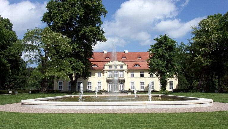 Schloss Hasenwinkel umgeben von Wasserspielen und historischem Schlosspark, © Schloss Hasenwinkel (Author: © Schloss Hasenwinkel)